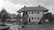 Povodeň ve Včelničce v roce 1949. Velká voda zničila spoustu domů, vzala si i... Povodeň ve Včelničce v roce 1949. Velká voda zničila spoustu domů, vzala si i...