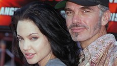 Angelina Jolie nosila jméno manela na své pai.