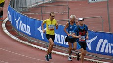 Zatáčka a rovinka do cíle. Finiš jsem si konečně užil a s „dědou“ jsme si... Zatáčka a rovinka do cíle. Finiš jsem si konečně užil a s „dědou“ jsme si...