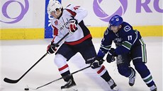 Radim Vrbata (vpravo) z Vancouveru se pokouí uloupit kotou, který vedl