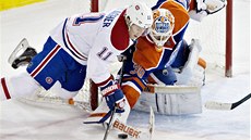 DUCHAPÍTOMNÝ ZÁKROK. Branká Edmontonu Ben Scrivens hatí prnik Brendana