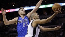 Tony Parker ze San Antonia zakončuje v utkání proti Dallasu. Tony Parker ze San Antonia zakončuje v utkání proti Dallasu.