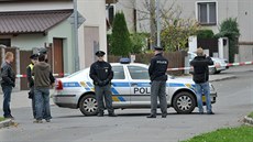 Policie uzavřela ulici Ke svatému Jiří a evakuovala asi 500 lidí. Policie uzavřela ulici Ke svatému Jiří a evakuovala asi 500 lidí.