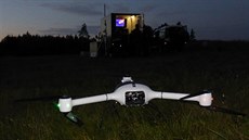 Bezpilotní dron pomáhá pyrtotechnikm prozkoumávat okolí znieného muniního...