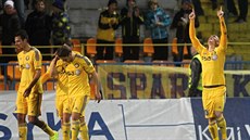 Jihlavtí fotbalisté se radují z gólu v zápase s Brnem.