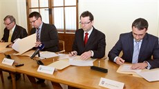 Strany koaliční smlouvu v Olomouci podepsaly ve čtvrtek. Budou však dále jednat. Strany koaliční smlouvu v Olomouci podepsaly ve čtvrtek. Budou však dále jednat.