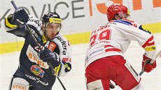Vitkovický hokejista Ondej Roman (vlevo) se vyhýbá tineckému Tomái Plíhalovi.