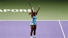 JE TO MOJE! Serena Williamsová slaví triumf ve finále Turnaje mistry.