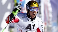Marcel Hirscher slaví první místo v obřím slalomu v Söldenu. Marcel Hirscher slaví první místo v obřím slalomu v Söldenu.