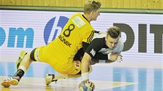 U ZEMĚ. Dukelský házenkář Ondřej Šimůnek (vlevo) chce vší silou zabránit v... U ZEMĚ. Dukelský házenkář Ondřej Šimůnek (vlevo) chce vší silou zabránit v...