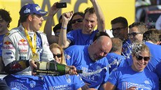 UŽ TRYSKÁ ŠAMPAŇSKÉ. Sebastien Ogier slaví triumf v Katalánské rallye a zisk... UŽ TRYSKÁ ŠAMPAŇSKÉ. Sebastien Ogier slaví triumf v Katalánské rallye a zisk...