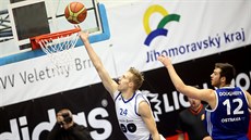 Basketbalista MMCITÉ Brno Jakub Krakovi stílí na ko v utkání s Ostravou.