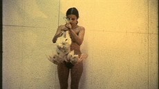 Ana Mendieta, Dílo s kuřetem, barevný němý film, 1972 Ana Mendieta, Dílo s kuřetem, barevný němý film, 1972