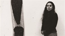 Ana Mendieta a její devná socha Bez názvu, 1984-85