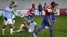 SNÍENÍ. Seydou Doumbia z CSKA Moskva (s míem) dal proti Manchesteru City