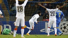 ZABIJÁK. Luiz Adriano ze achtaru Donck (uprosted) si otevel na pd BATE