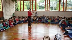Ředitelka Jitka Lukešová s dětmi. Jednout ýdně se v tělocvičně koná rada a Ředitelka Jitka Lukešová s dětmi. Jednout ýdně se v tělocvičně koná rada a