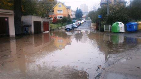 Voda vytékající z prasklého potrubí zatopila Stíbrnickou ulici.