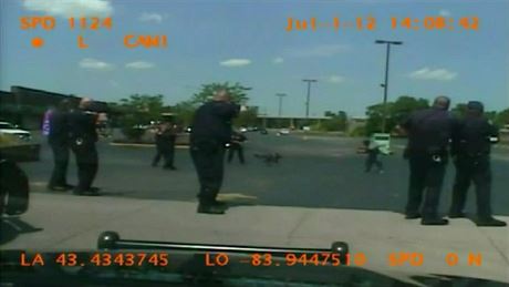 Záznam z kamery na palubní desce policejní auta ze zásahu proti bezdomovci...