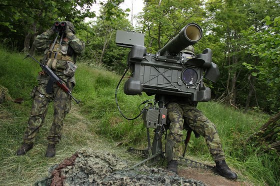 Strakonití vojáci s protiletadlovým raketovým kompletem RBS-70