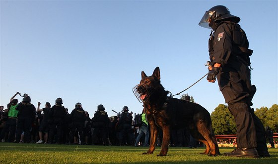 Po konci utkání mla policie hodn starostí pímo na trávníku, kam v hojném...