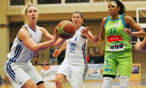 Karlovarská basketbalistka Maria Blazejewski pi stelb.