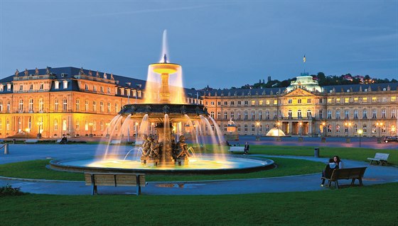 Neues Schloss neboli Nový zámek je krásný, romantický a dnes ji starý monument.