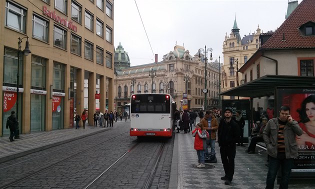 Na Starém mst dolo k havárii vodovodu. Ulice Soukenická je uzavena. Linka 294 je ve smru Nemocnice pod Petínem vedena odklonem pes námstí Republiky zastávka Peterské námstí je v tomto smru mimo provoz. V Revoluní ul. je semafor mimo provoz. Bh