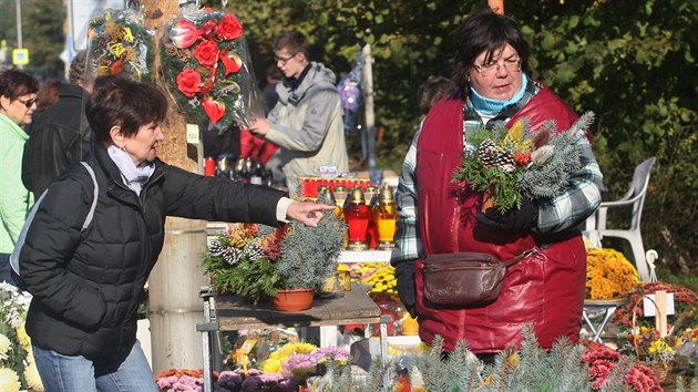 Duiky se bl, ped hbitovem v Ostrav-Vtkovicch u stoj 55 prodejc. (29. jna 2014)