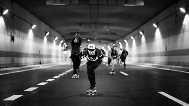 Skateboardist si v noci uvaj jzdu v uzavenm tunelu Blanka.