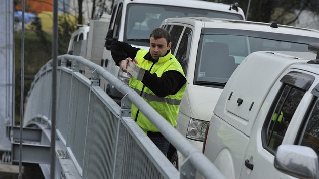 est nkladnch voz zatilo novou, 34 metr dlouhou lvku, kter spojuje behy eky Jihlavy ve stejnojmennm mst.