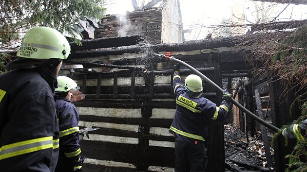 Jet v ptek dopoledne hasii dohaovali doutnajc zbytky poru.