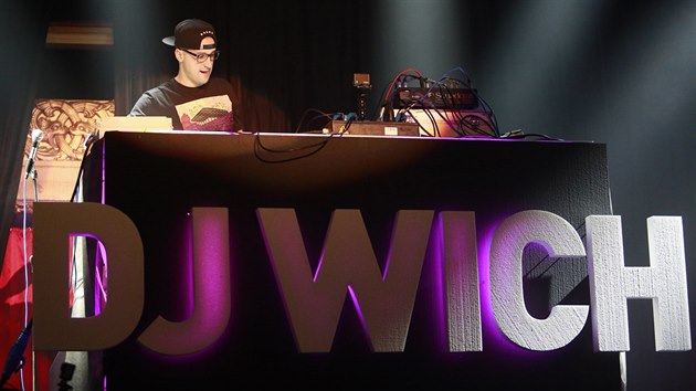 DJ Wich na prvním ze dvou vyprodaných koncert v praské Lucern (29.10. 2014)