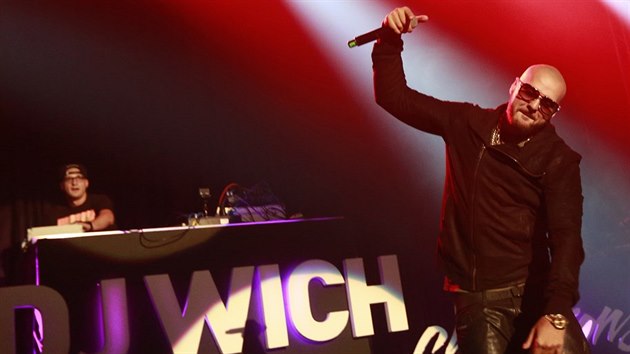 DJ Wich na prvnm ze dvou vyprodanch koncert v prask Lucern (29.10. 2014) Show zahjil slovensk raper Rytmus.