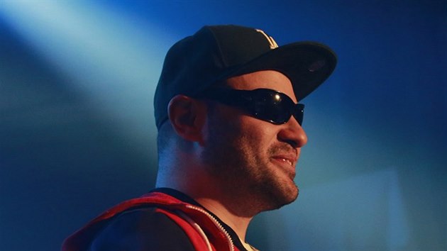 DJ Wich na prvnm ze dvou vyprodanch koncert v prask Lucern (29.10. 2014). Na snmku zpvk Martin Svtek.