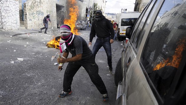 Palestint mladci hzej zpaln lahve na izraelsk policisty. V Jeruzalm panuje napt po atenttu na idovskho aktivistu a nsledn smrti mue, kter na nj toil (Izrael, 30. jna 2014).