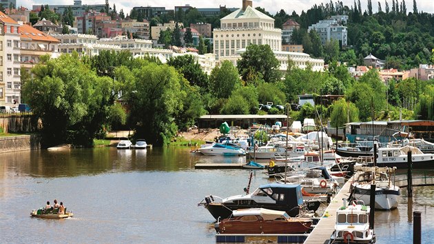 Podolsk pstav. Pvodn slouil pro vory, to se zmnilo na pelomu 19. a 20. stolet. V roce 1925 tu stly hausbty, jeden z prvnch patil herci Saovi Railovovi. Ovem veden eskho yacht klubu nemlo hausbty v lsce a upednostovalo plachetnice.