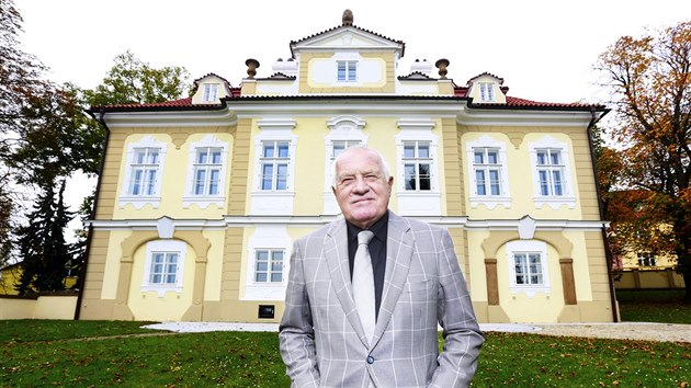 Exprezident Vclav Klaus ped Institutem Vclava Klause (27. jna 2014)