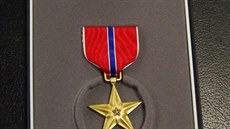 Bronzová hvzda (Bronze Star Medal). tvrté nejvyí ocenní americké armády,...