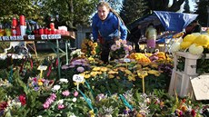 Pro prodejce jsou Dušičky jednou z mála možností, jak vydělat. (29. října 2014) Pro prodejce jsou Dušičky jednou z mála možností, jak vydělat. (29. října 2014)