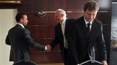 DOJEDNÁNO. Vzadu si podávají ruce lídr ANO Tomáš Macura (vlevo) s lídrem... DOJEDNÁNO. Vzadu si podávají ruce lídr ANO Tomáš Macura (vlevo) s lídrem...