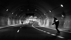 Skateboardisté si v noci uívají jízdu v uzaveném tunelu Blanka.