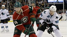 NA ÍHANÉ. Tomá Hertl ze San Jose (vpravo) dojídí obránce Minnesoty Natea