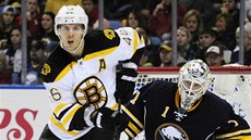 PŘED BRANKOU. David Krejčí z Bostonu před gólmanem Buffala Jhonasem Enrothem. PŘED BRANKOU. David Krejčí z Bostonu před gólmanem Buffala Jhonasem Enrothem.