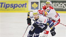 Jakub Jeřábek (vlevo) z Plzně uniká slávistovi Pavlovi Klhůfkovi. Jakub Jeřábek (vlevo) z Plzně uniká slávistovi Pavlovi Klhůfkovi.
