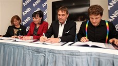 Zleva Jana Drápalová (Strana Zelených), Klára Liptáková (KDU-ČSL), Petr Vokřál... Zleva Jana Drápalová (Strana Zelených), Klára Liptáková (KDU-ČSL), Petr Vokřál...