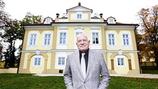Exprezident Václav Klaus ped Institutem Václava Klause (27. íjna 2014)
