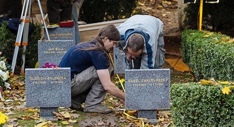 Exhumace ostatk z hrobu na áblickém hbitov v Praze, ve kterém byl údajn...