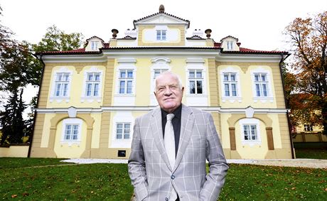 Exprezident Václav Klaus ped budovou institutu, který nese jeho jméno.