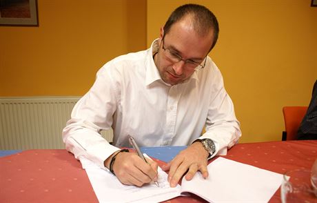 Nastupující starosta Dvora Králové nad Labem Jan Jarolím (ANO) podepisuje...